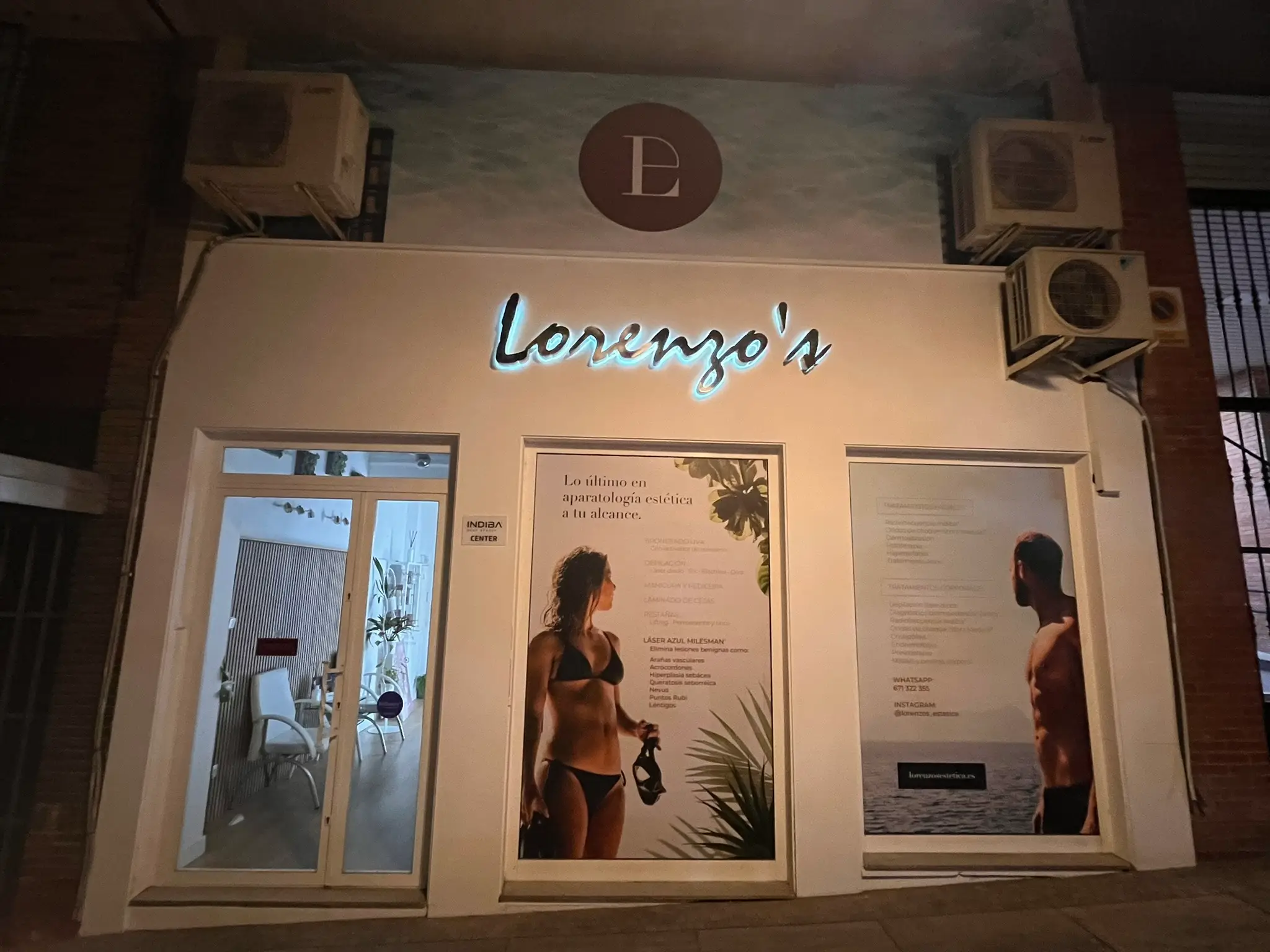 fachada-lorenzos-estetica-de-noche
